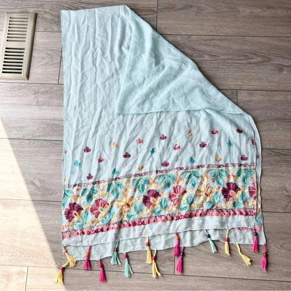 Floral Embroidered Lightweight Rectangle Scarf With Tassels - Picture 4 of 9